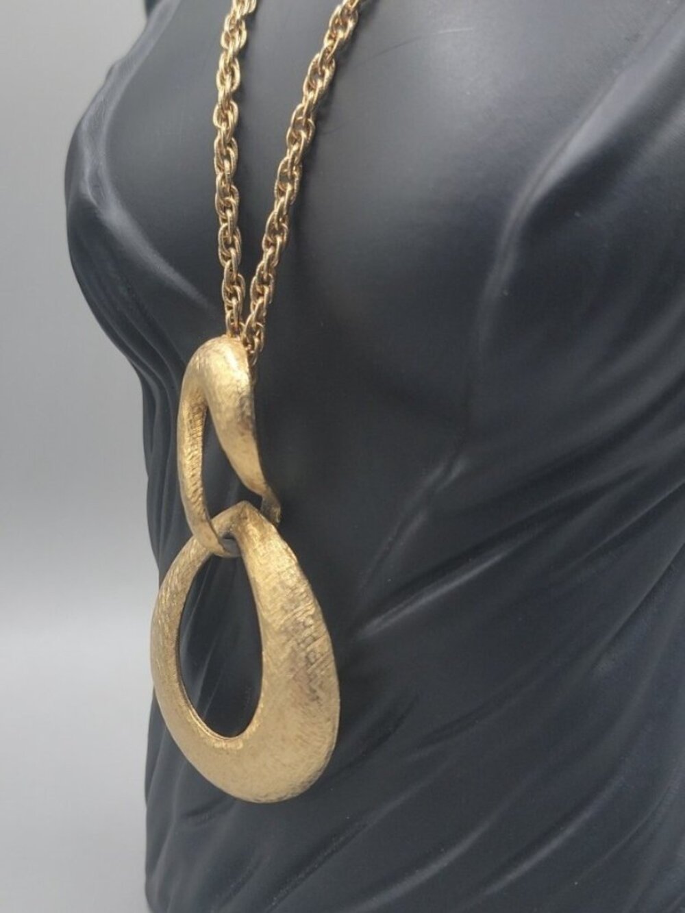 Vintage Lisner Figure 8 Pendant Necklace Textured Gold Tone - Picture 9 of 15